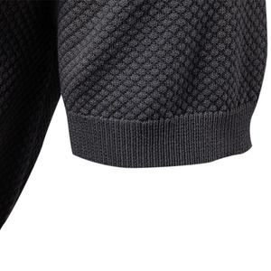 Gros plan sur la maille gaufrée gris foncé et le bord-côte du poignet pour polo homme