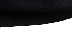 Vue détaillée du bord-côte noir et de la texture en maille d'un polo chic pour homme