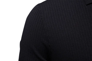 Gros plan du tissu en maille côtelée noire et des coutures d'épaule d'un polo pour homme