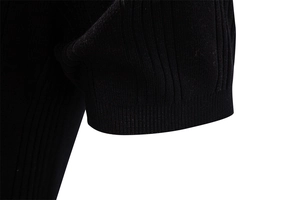Vue macro des poignets en maille côtelée sur un polo noir en soie glacée pour hommes