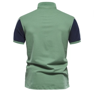 Polo homme slim en vert avec manches contrastées bleu marine et bordures blanches