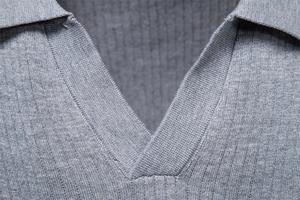 Détail de polo en maille côtelée grise avec col en V sans boutons élégant et épuré