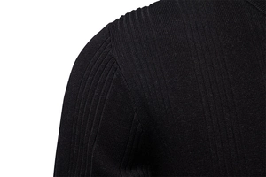 Gros plan sur le polo en maille noire avec texture côtelée verticale et coutures précises