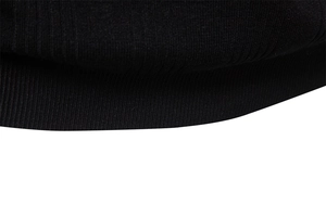 Détail du polo en maille de soie glacée noire avec ourlet et manches en bord-côte serré