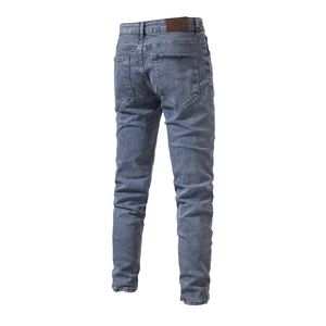 Jeans dritti da uomo in denim lavato azzurro con etichetta in pelle vista posteriore