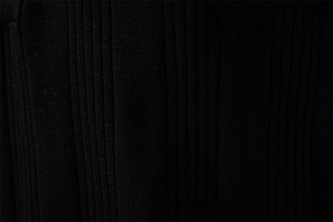 Gros plan sur un tissu en maille de soie glacée noire avec texture côtelée pour polo homme