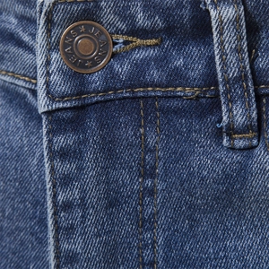 Dettaglio di jeans in denim lavato blu scuro con bottone in metallo e vita rinforzata