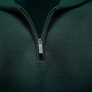 Pull en maille vert foncé pour homme avec col montant et demi-fermeture éclair ajustée