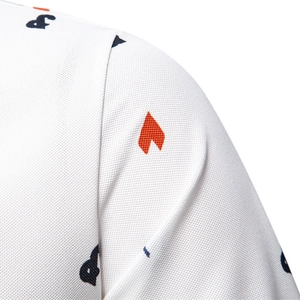 Polo homme en coton blanc avec imprimés lettres noires et motifs géométriques orange