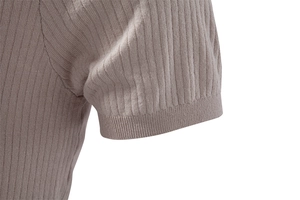 Détail de la texture en maille côtelée et poignet renforcé sur un polo chic de couleur mauve