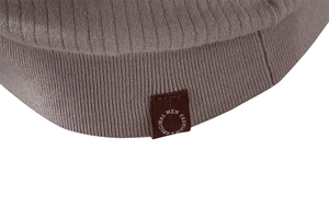 Macro d'un col polo en maille taupe avec tricot côtelé et étiquette tissée élégante