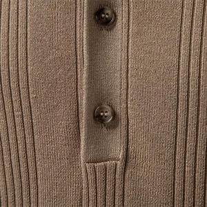 Polo en maille côtelée à manches courtes pour homme marron avec détails de boutons écaillés