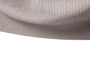 Gros plan sur la maille côtelée fine et la texture du polo de bureau en couleur mauve clair