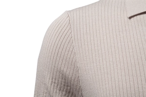 Détail macro de la texture du polo en maille pour homme avec motif de côtes verticales
