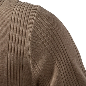 Polo en maille côtelée verticale pour hommes en kaki avec détails de couture d'épaule