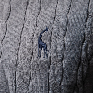 Grauer Zopfstrickpullover für Herren mit detailreicher blauer Giraffenstickerei auf der Brust