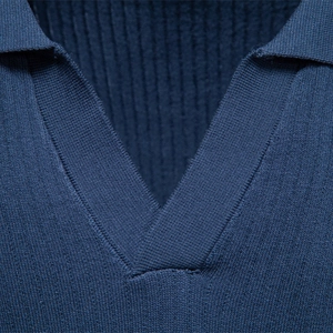 Polo en maille bleu marine avec col en V texturé et détails de confection en maille côtelée