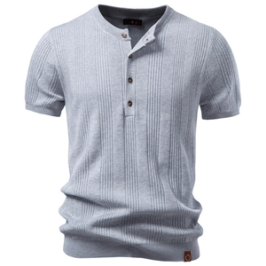 Polo Henley en maille côtelée gris clair à manches courtes pour homme avec boutons