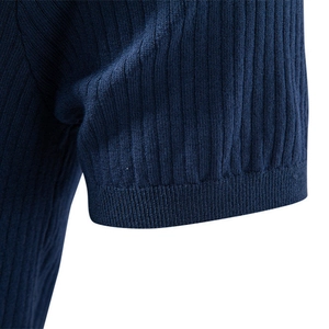Polo en maille bleu marine avec poignets côtelés verticaux et texture haut de gamme