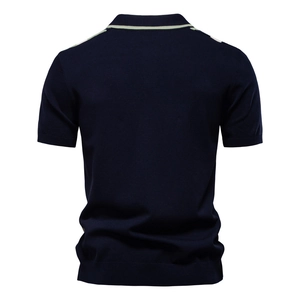 Vista posteriore di una polo da uomo in maglia blu navy con colletto a righe e polsini