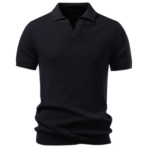 Schwarzes Strick-Poloshirt für Herren mit vertikaler Rippstruktur und V-Ausschnitt