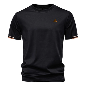T-shirt uomo nera a girocollo con logo arancione e bordi delle maniche a righe