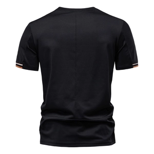 Vista posteriore della t-shirt da uomo in cotone nero con polsini a righe e girocollo