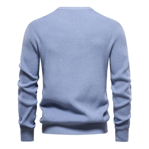 Vista posteriore del maglione da uomo in maglia a nido d'ape celeste con girocollo