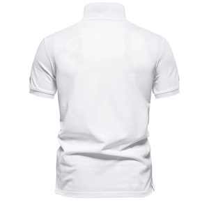 Polo blanc ajusté à manches courtes avec broderie sur la manche et vue de l'arrière