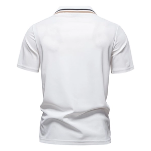 Vue arrière du polo blanc pour homme avec rayures et tissu en maille piquée texturée