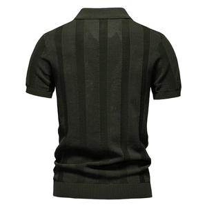 Vista posteriore di una polo da uomo in maglia traforata verde oliva a righe
