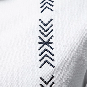 Polo homme en maille piquée blanche avec broderie géométrique bleu marine et tissu respirant
