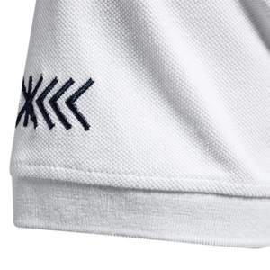 Manche de polo en piqué blanc avec poignet côtelé et broderie géométrique bleue