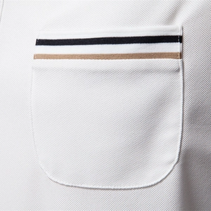 Polo blanc en maille piquée pour homme avec détail de poche rayée et tissu respirant de qualité