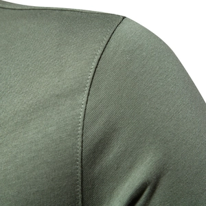 Polo en coton vert olive avec tissu en maille haute densité et coutures d'épaule