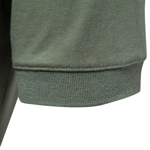 Polo en coton vert olive avec poignet côtelé de qualité et détail de texture tricotée