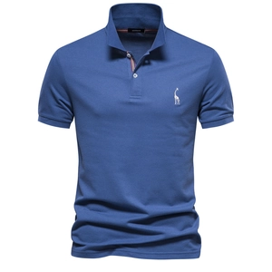 Polo clásico azul de manga corta para hombre con bordado de jirafa blanca en el pecho