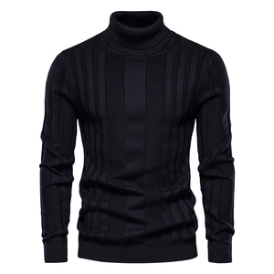 Classico maglione nero a collo alto da uomo con motivo a coste verticali e vestibilità aderente