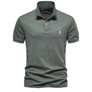 Polo clásico de algodón verde salvia para hombre con bordado de jirafa blanca en el pecho