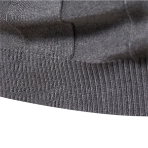 Dettaglio del maglione in maglia grigio scuro da uomo con trama a griglia testurizzata
