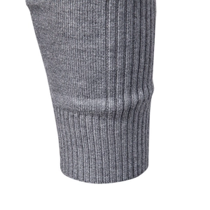 Détail des poignets côtelés sur un pull gris slim pour homme en tricot épais de qualité