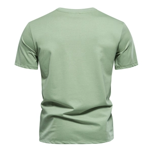 Vue arrière du t-shirt décontracté pour hommes en coton à coupe ajustée de couleur vert clair