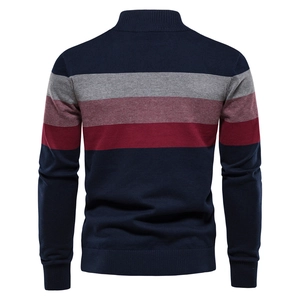 Pull ajusté pour homme en maille bleu marine avec dos rayé et col montant élégant