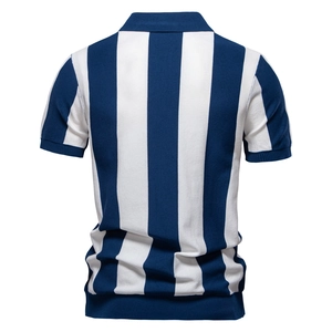 Vista posteriore della polo in maglia a maniche corte da uomo con strisce blu e bianche