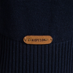 Pull en tricot bleu foncé pour hommes avec texture côtelée et écusson logo en cuir brun
