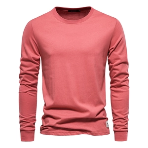 T-shirt da uomo a maniche lunghe in cotone corallo con texture di qualità e dettaglio orlo