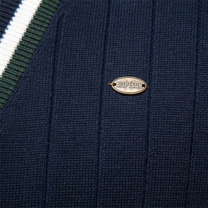 Cardigan da uomo in maglia con scollo a V blu scuro, righe a contrasto e targhetta in metallo