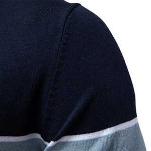 Polo en maille pour homme avec rayures contrastées bleu marine, bleu clair et blanc