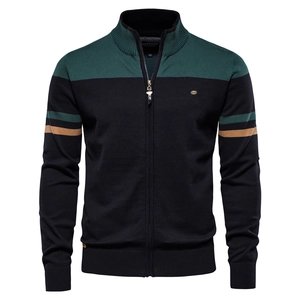 Herren Strickjacke in Schwarz mit dunkelgrünem Patchwork, Stehkragen und Streifenbündchen