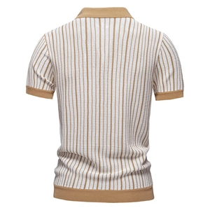 Polo da uomo in maglia estiva vista posteriore con strisce verticali beige e marrone e bordi